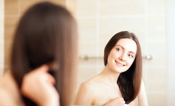 Beautiful Young Brunette Combing Her Hair Looking Mirror — Stock Photo, Image