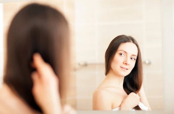 Portrait Beautiful Young Woman Looking Herself Mirror — Stock Photo, Image