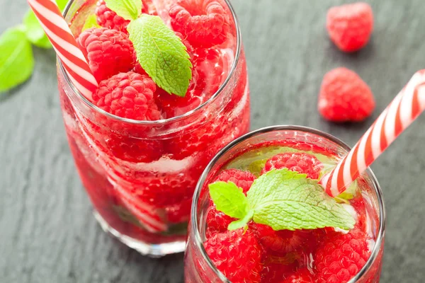 Koktail Dengan Daun Raspberry Dan Mint Segar Disajikan Pada Papan — Stok Foto