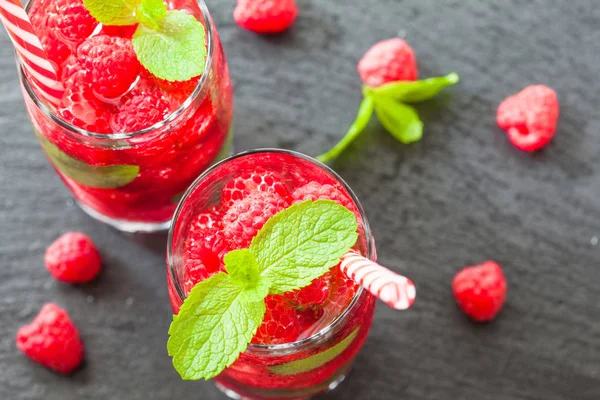 신선한 딸기와 칵테일 슬레이트 보드에 — 스톡 사진
