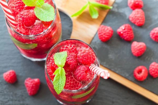 Koktail Dengan Daun Raspberry Dan Mint Segar Disajikan Pada Papan — Stok Foto