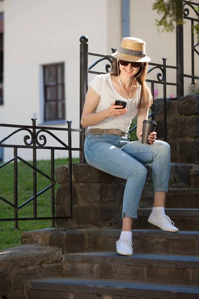 Mujer Joven Feliz Vistiendo Ropa Casual Sentada Escalera Del Casco — Foto de Stock