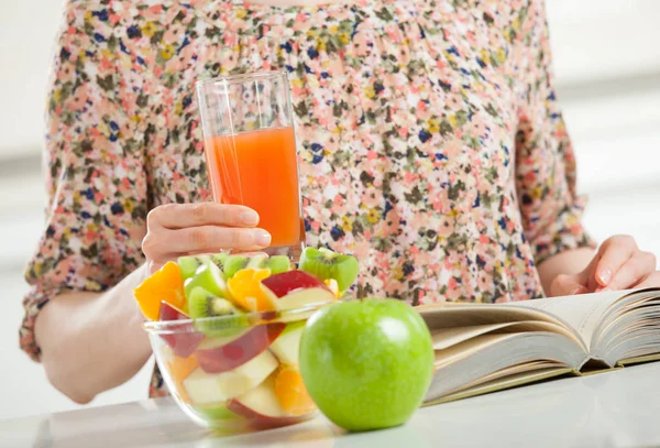 Jovem Irreconhecível Lendo Livro Almoçando Frutas — Fotografia de Stock