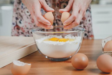 Genç güzel kız hamur yapma