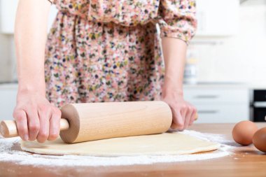 Genç güzel kız hamur yapma