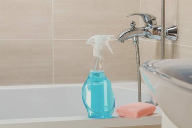 şişe ve pembe bez banyo banyo sprey