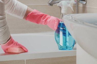 Bir banyo, closeup çekim temizlik hizmetçi