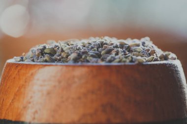 Lavanta tohumu küçük ahşap varil içinde yakın çekim