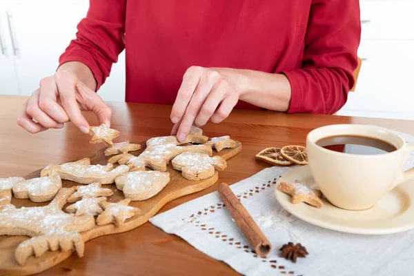 Abgeschnittenes Bild Einer Frau Mit Heißer Schokolade Mit Ingwerkeksen Zum — Stockfoto