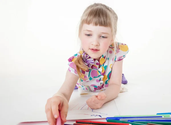 Lachende Meisje Denken Haar Tekening — Stockfoto