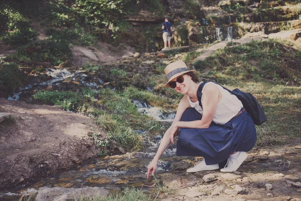 Young Beautiful Tourist Sitting Creek — Stock Photo, Image