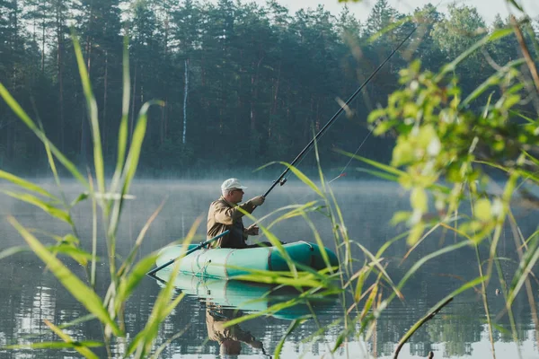 Rybář Rybaření Člunu Lesní Jezírko — Stock fotografie