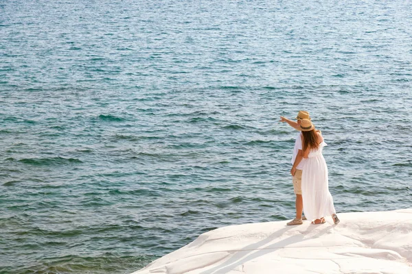 Blick Zurück Auf Ein Romantisches Junges Paar Das Das Meer — Stockfoto