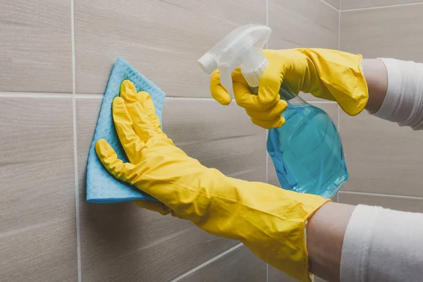 Bir Banyo Closeup Çekim Temizlik Hizmetçi — Stok fotoğraf