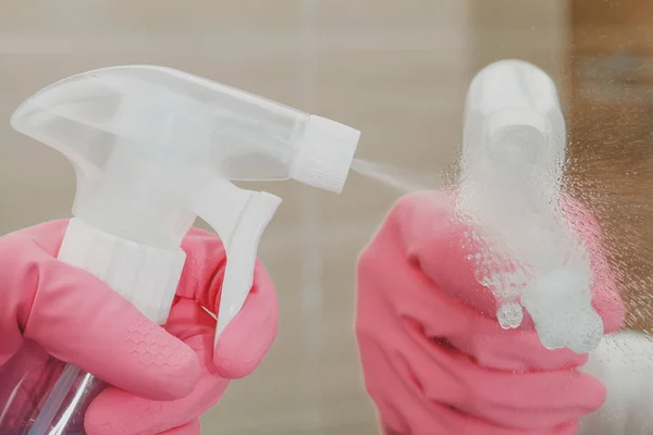 Cropped Image Housemaid Cleaning Mirror Bathroom — Stock Photo, Image