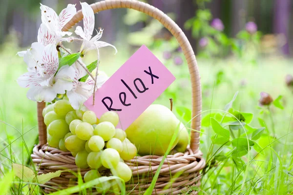 Cesta Picnic Con Uvas Manzanas Concepto Relajación — Foto de Stock