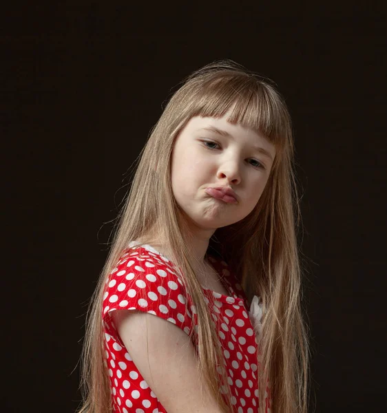 Портрет Маленькой Девочки Красивыми Длинными Волосами Черный Фон — стоковое фото