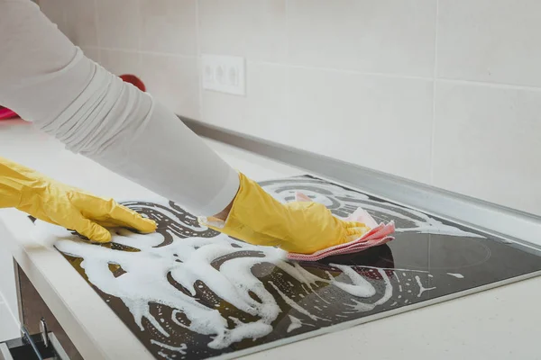Hausfrau Putzt Eine Induktionsplatte Nahaufnahme — Stockfoto