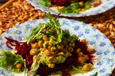 Taze vejeteryan salata tabakları üzerinde