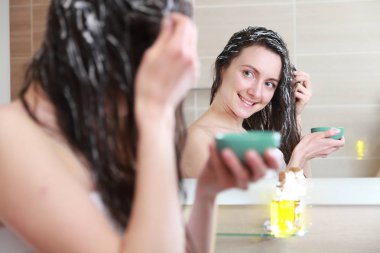 Genç kadın Yayilim yağı maskesi