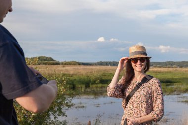 Genç güzel kız güze önünde erkek arkadaşı için poz