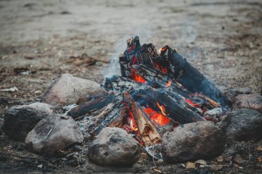 Kamp yerde açık havada şenlik ateşi, yakın çekim
