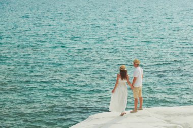 Romantik genç bir çift deniz izlerken