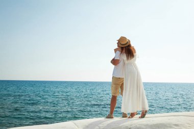 Romantik genç bir çift deniz izlerken