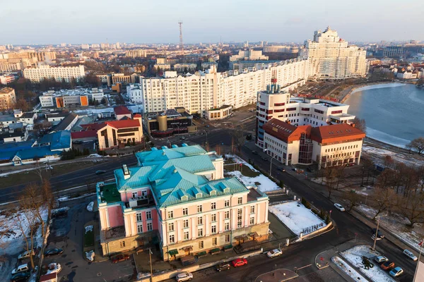 建物と川にミンスク市内中心部の航空写真 — ストック写真