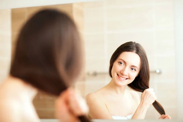 Portrait of a smiling long-haired brunette — Stock Photo, Image