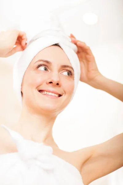 Encantadora joven después de la ducha de la mañana — Foto de Stock