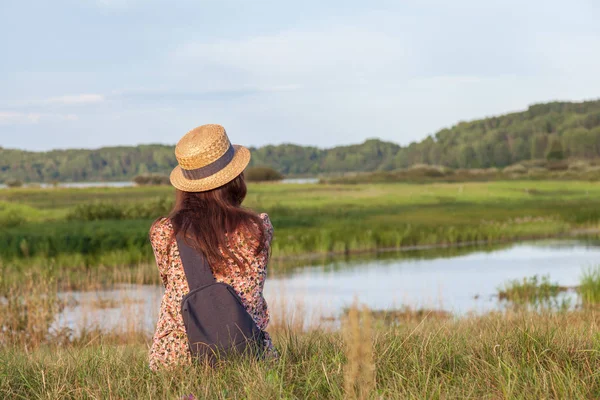 Young beautiful girl enjoy fascinating landscape — Stock Photo, Image