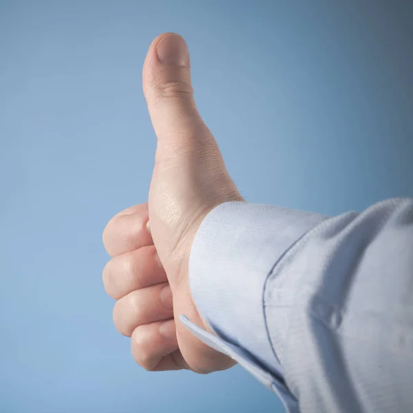 Recortado Vista Hombre Negocios Camisa Azul Que Muestra Pulgar Hacia —  Fotos de Stock