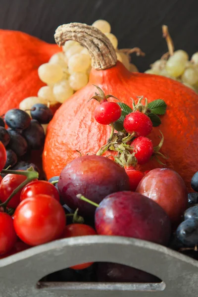 Ассортимент свежих осенних фруктов и овощей — стоковое фото