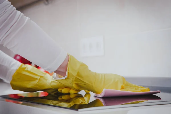 Bir indüksiyon plaka, closeup çekim temizlik ev kadını — Stok fotoğraf
