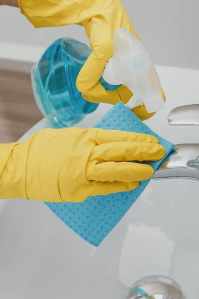 Služebná v gumové rukavice, na čištění koupelny s houbou — Stock fotografie