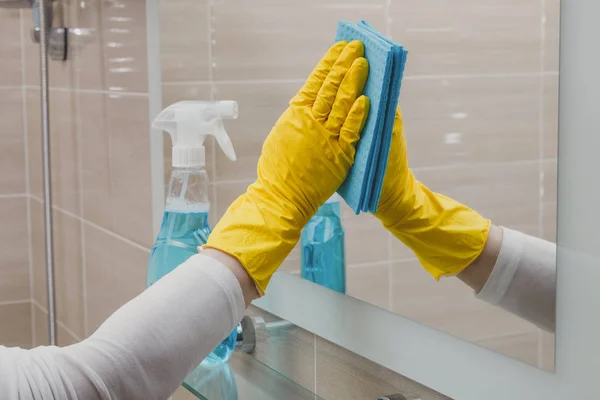 Ama de casa en los guantes de goma baño de limpieza con una esponja — Foto de Stock