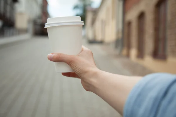 女人手拿着一杯咖啡 — 图库照片