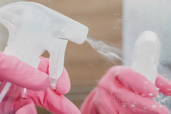 Худемаїд в гумових рукавичках прибирання ванної кімнати губкою — стокове фото