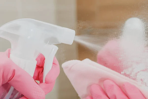 Ama de casa en los guantes de goma baño de limpieza con una esponja — Foto de Stock