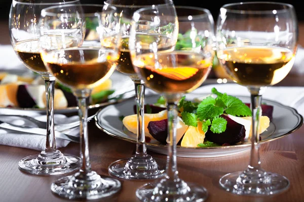 A wineglasses és a lemezek a legszebb light salátával — Stock Fotó