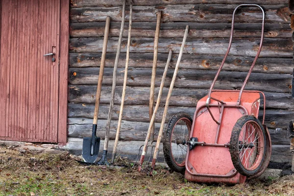 Conjunto Dos Instrumentos Jardim Frente Parede Casa Madeira — Fotografia de Stock