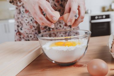 Genç kadın mutfak hamur yapma