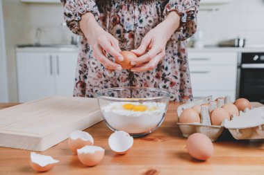 Genç kadın mutfak hamur yapma