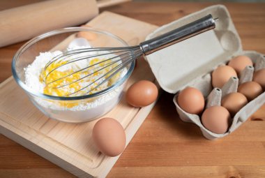 Mutfak masasında hamur ve malzemeler