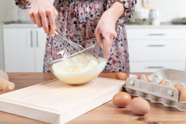 Genç kadın mutfak hamur yapma