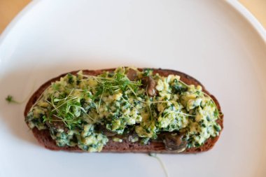 Tabak üzerinde yatan lezzetli vejetaryen sandviç, üst görünüm, çekim çekim.