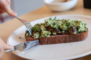 Kafede lezzetli vejetaryen sandviç yeme, çekim.