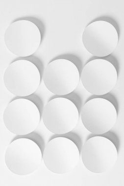 Sunum slayt şablonu-gölgelerle kağıt daire şekilleri kümesi.