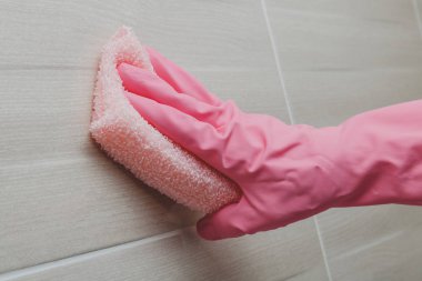 Hizmetçi temizlik banyo, çekim çekim